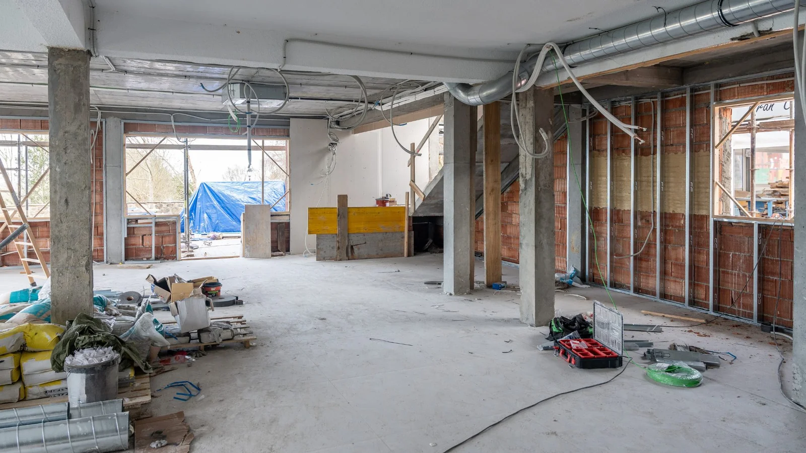 Chantier de réhabilitation tertiaire — installation électrique apparente
